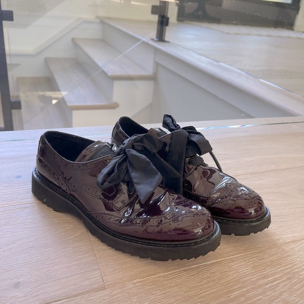 < vintage Prada leather loafers >